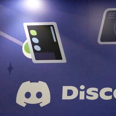 Ein Discord-Aufsteller am Stand des Unternehmens bei der Game Developers Conference 2023 in San Francisco.