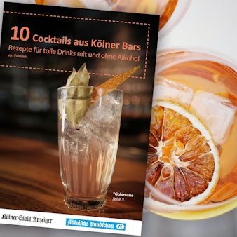 Im Hintergrund Cocktailgläser von oben, im Vordergrund das Rezeptheft im PDF-Format.