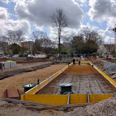 Bauarbeiter legen Armierungen für eine Stahlbeton-Decke.
