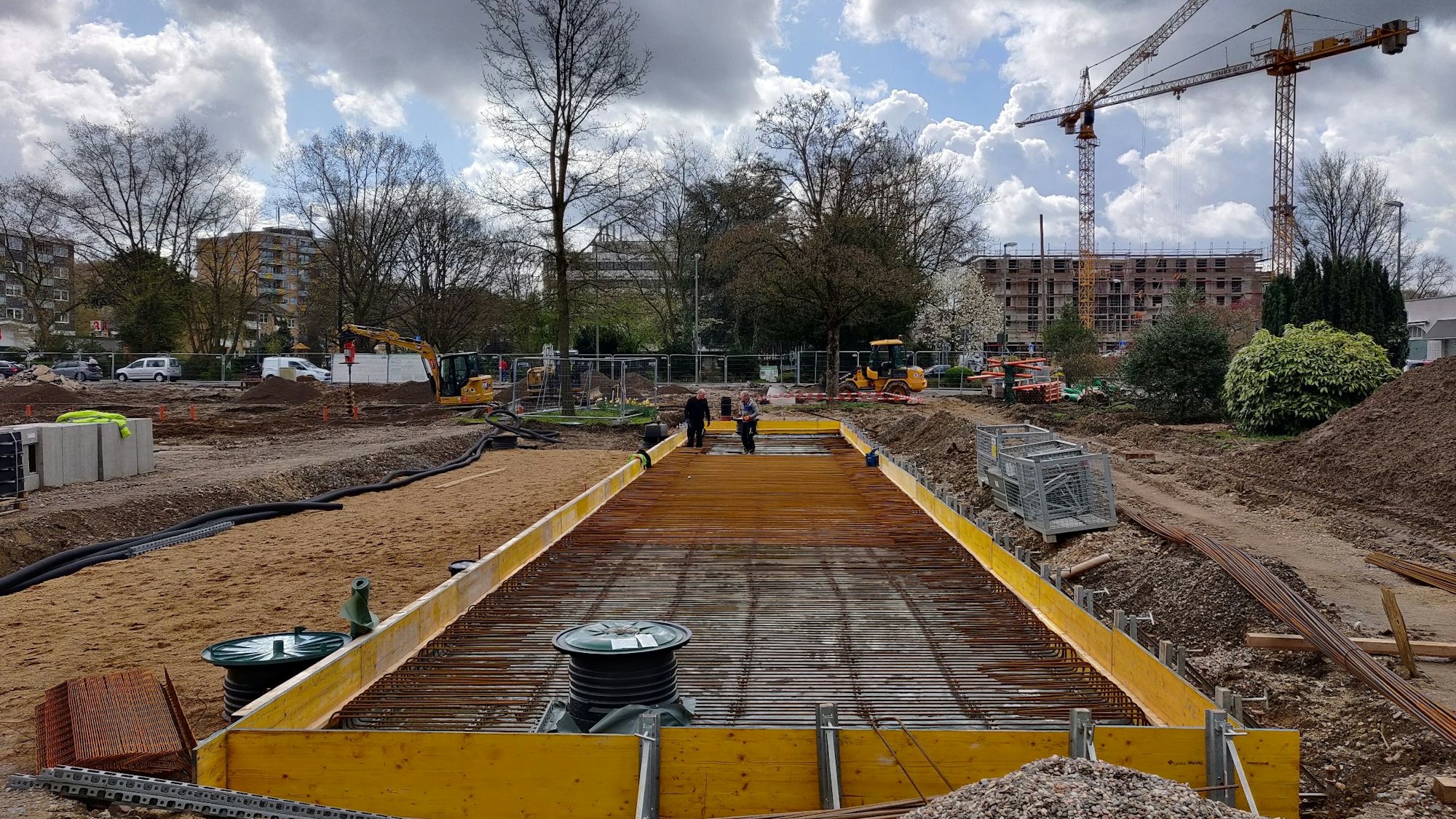 Bauarbeiter legen Armierungen für eine Stahlbeton-Decke.