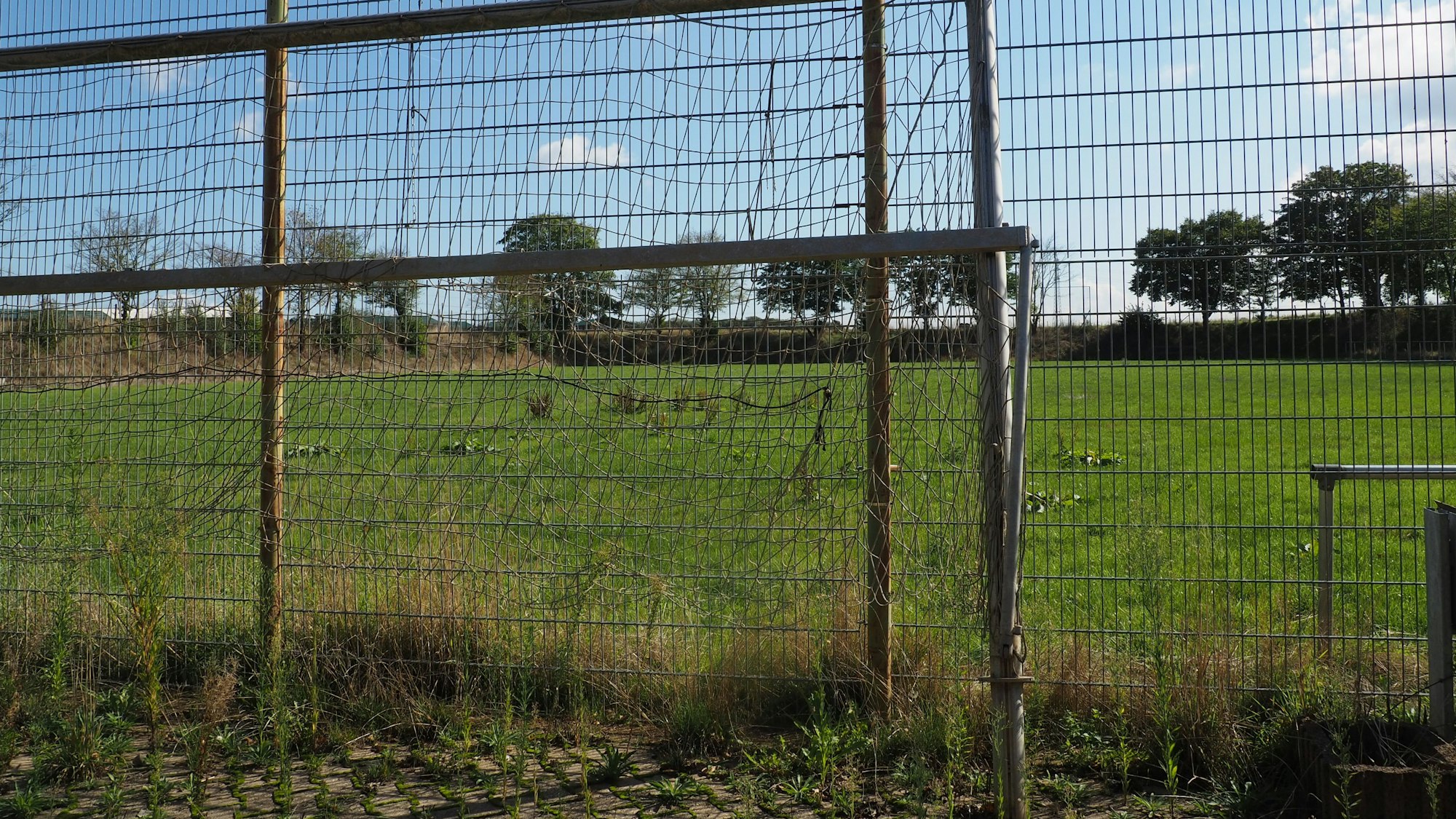 Es ist der Sportplatz in Erftstadt-Ahrem zu sehen.