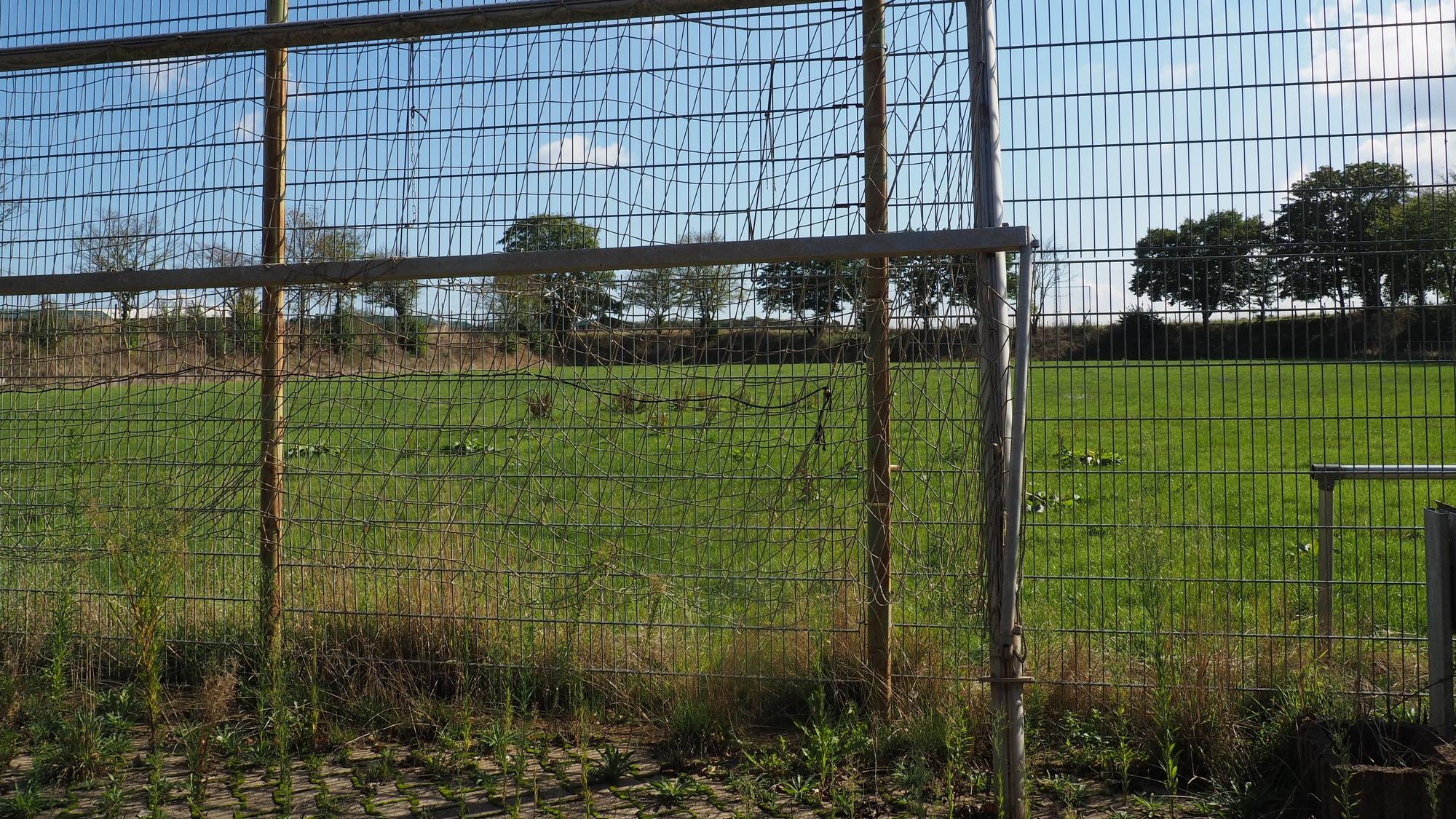 Es ist der Sportplatz in Erftstadt-Ahrem zu sehen.
