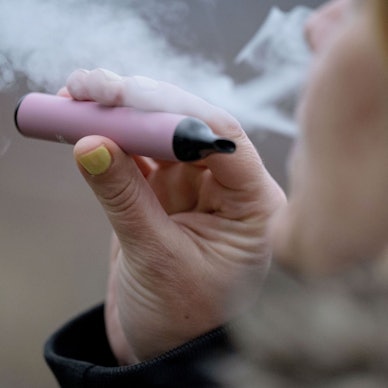 Eine Frau raucht eine E-Zigarette.