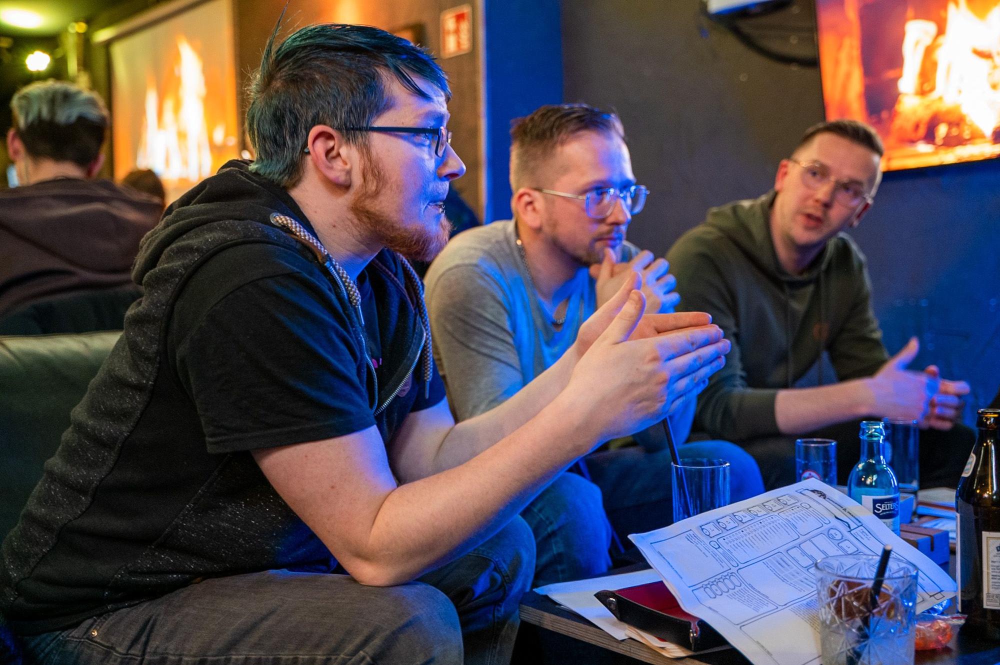Marco Tonne (links) leite eine Runde "Dungeons and Dragons"