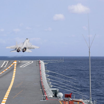 Ein chinesischer Kampfjet des Typs J-15 startet während der dreitägigen Übung vor Taiwan von einem Flugzeugträger.