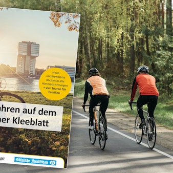 Zwei Fahrradfahrer auf dem Weg durch den Wald, im Vordergrund das Cover des Dossiers Radfahren auf dem Kölner Kleeblatt.