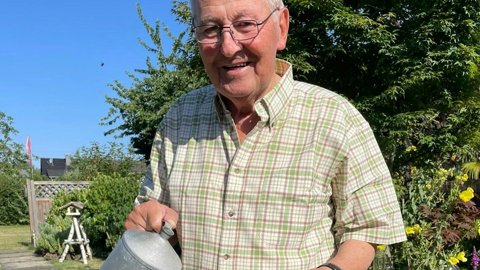 Wetterbeobachter und Regenmesser Hans-Günter Linden (87) aus Hennef-Geistingen