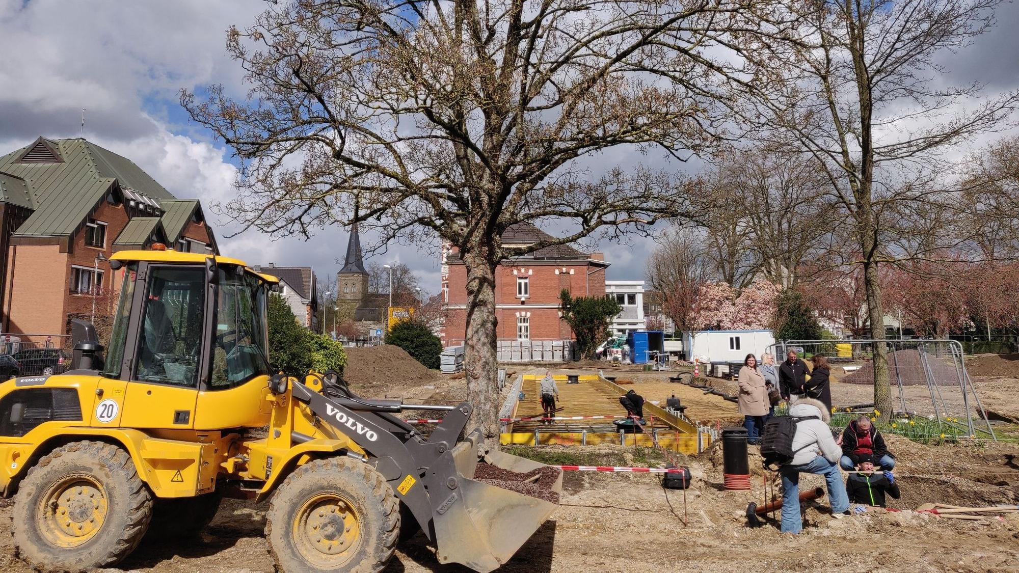 Bagger auf der Stadtaprk-Baustelle