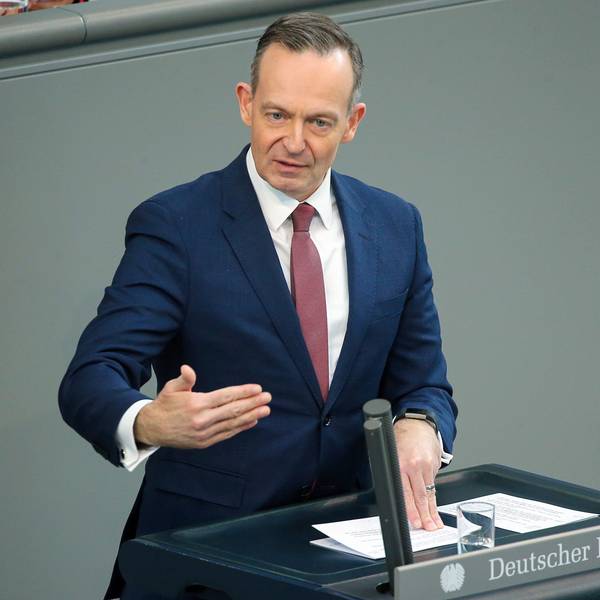 Berlin: Volker Wissing (FDP), Bundesverkehrsminister, spricht bei der Sitzung des Bundestags während der Debatte um das 49-Euro-Ticket im ÖPNV.