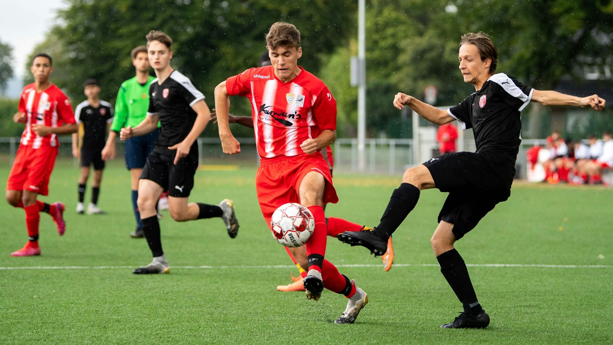 Felix Schlößer legt sich den Ball an seinem Gegenspieler vorbei.