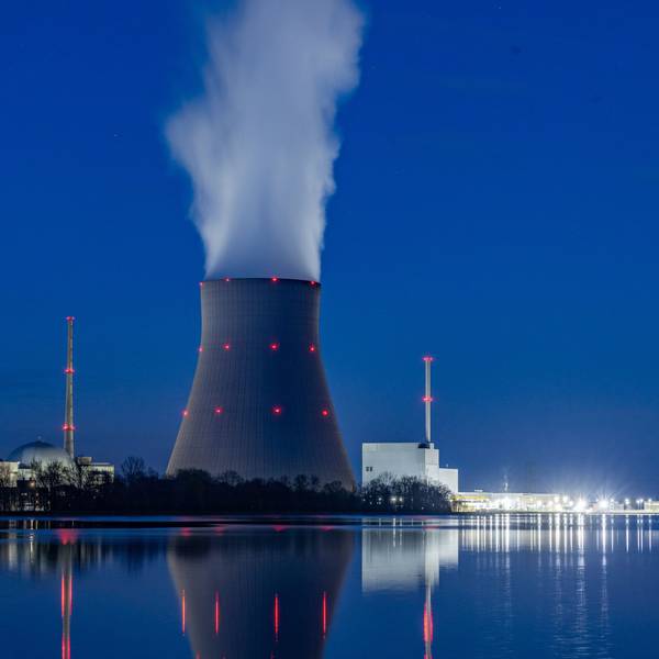 Das Kernkraftwerk Isar 2 im bayerischen Essenbach, es ist eins von drei AKW, die am Samstag vom deutschen Netz gehen.