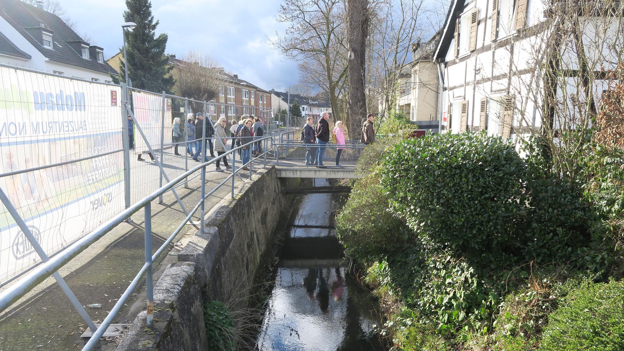 Faulbach und Gitterzaun an der Abshofstraße während einer Führung an der alten Bürgermeisterei.
