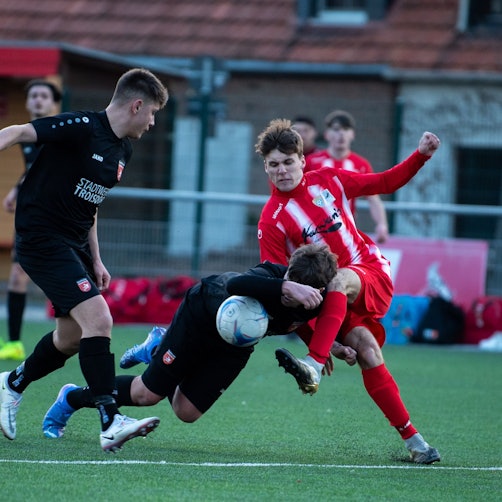 Ein Gegenspieler fällt in das Knie von JSG-Stürmer Felix Schlößer. Dabei passiert aber nichts.