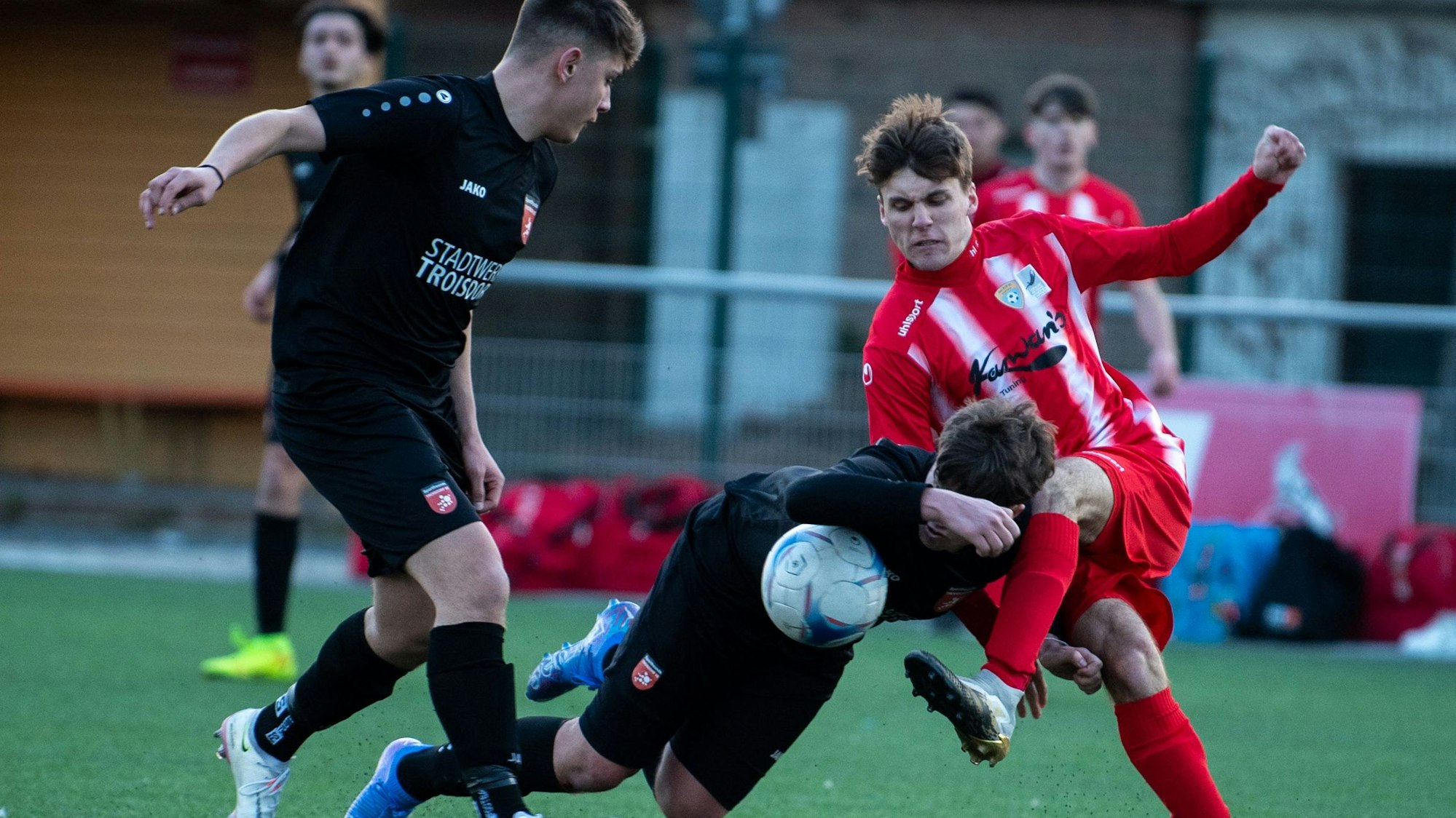 Ein Gegenspieler fällt in das Knie von JSG-Stürmer Felix Schlößer. Dabei passiert aber nichts.