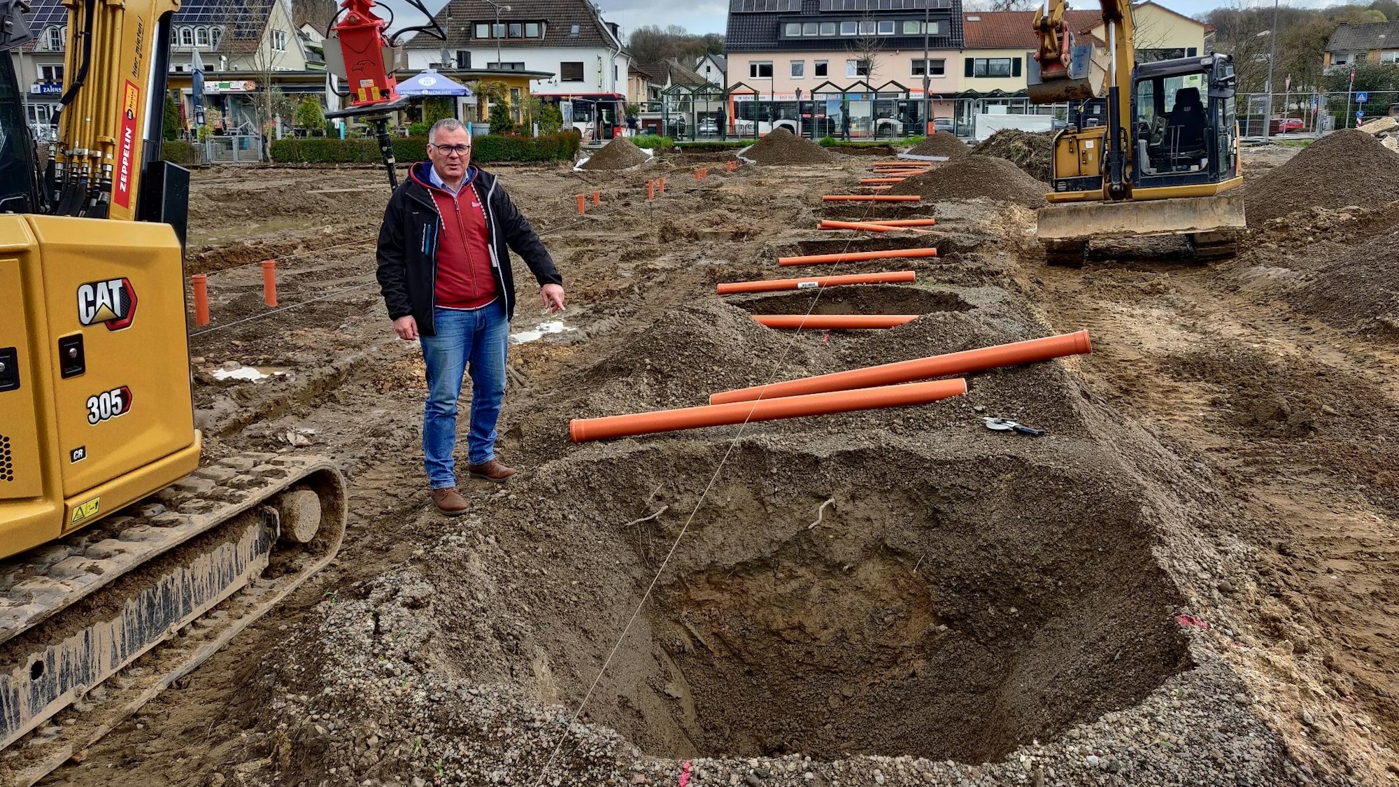 Bürgermeister Frank Steffes stehen an den ausgehobenen Pflanzgruben für die 49 neuen Bäume.