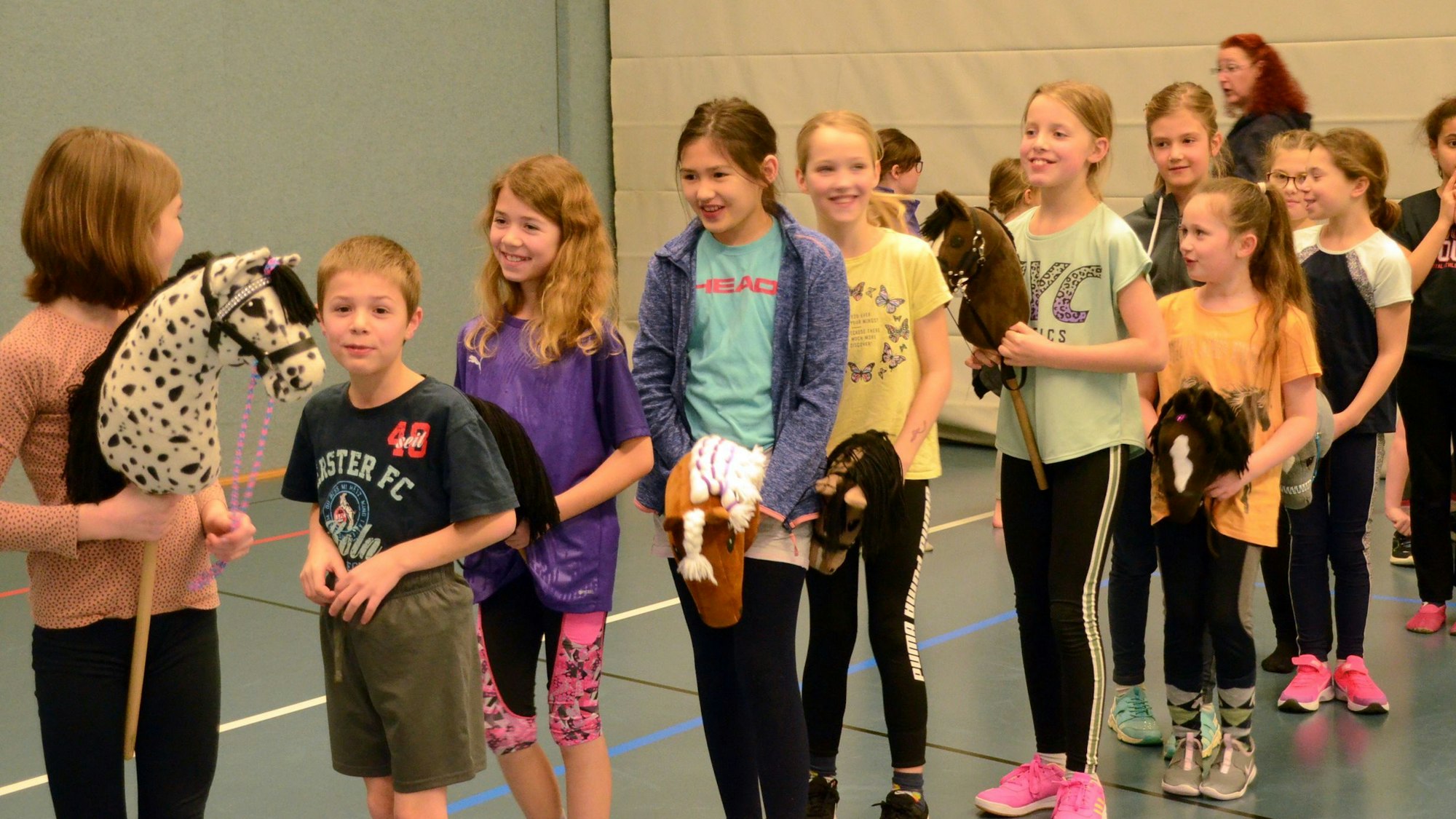 Es sind die Kinder zu sehen, wie sie in einer Reihe stehen.