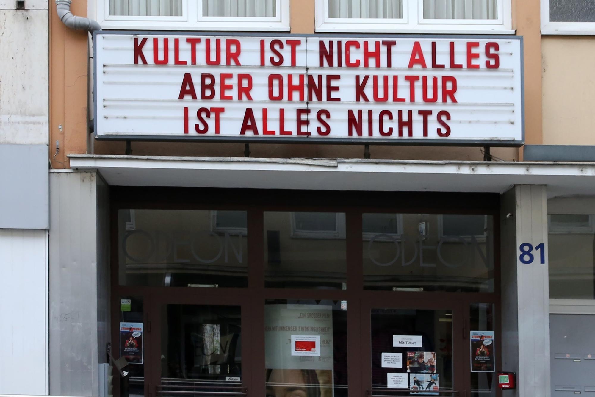 Schriftzug am Odeon: Kultur ist nicht alles, aber ohne Kultur ist alles nichts.