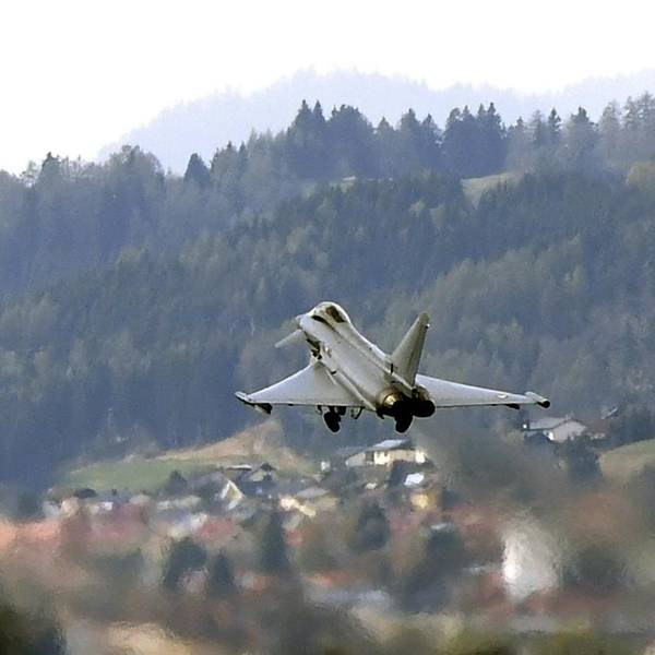 Zwei Eurofighter des österreichischen Bundesheeres starten am obersteirischen Fliegerhorst Hinterstoisser in Zeltweg (Österreich). (Symbolbild)