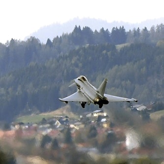 Zwei Eurofighter des österreichischen Bundesheeres starten am obersteirischen Fliegerhorst Hinterstoisser in Zeltweg (Österreich). (Symbolbild)
