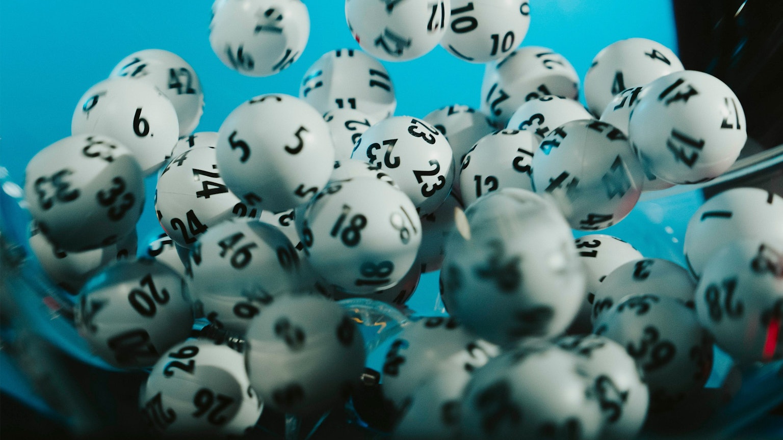 Lottokugeln werden in der Trommel gemischt.