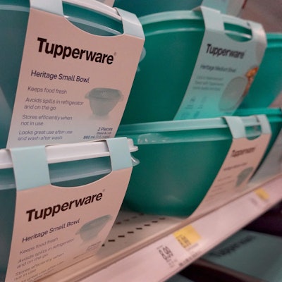 Bekannte Behälter: Produkte von Tupperware stehen in einem Regal.