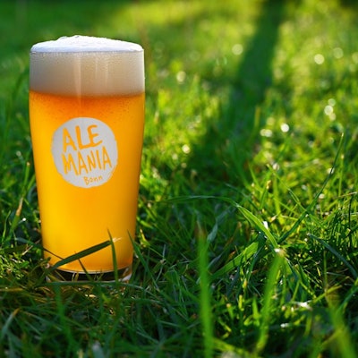 Ein Glas mit Bonner Wiess der Brauerei Ale-Mania.