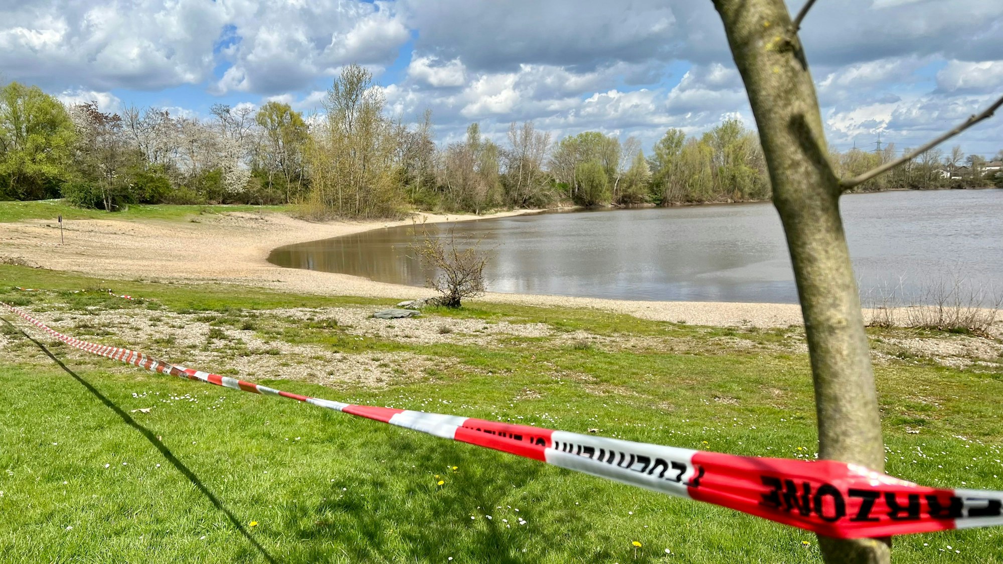 Feuerwehr-Absperrung am Hitdorfer See wegen Burgunderblutalge