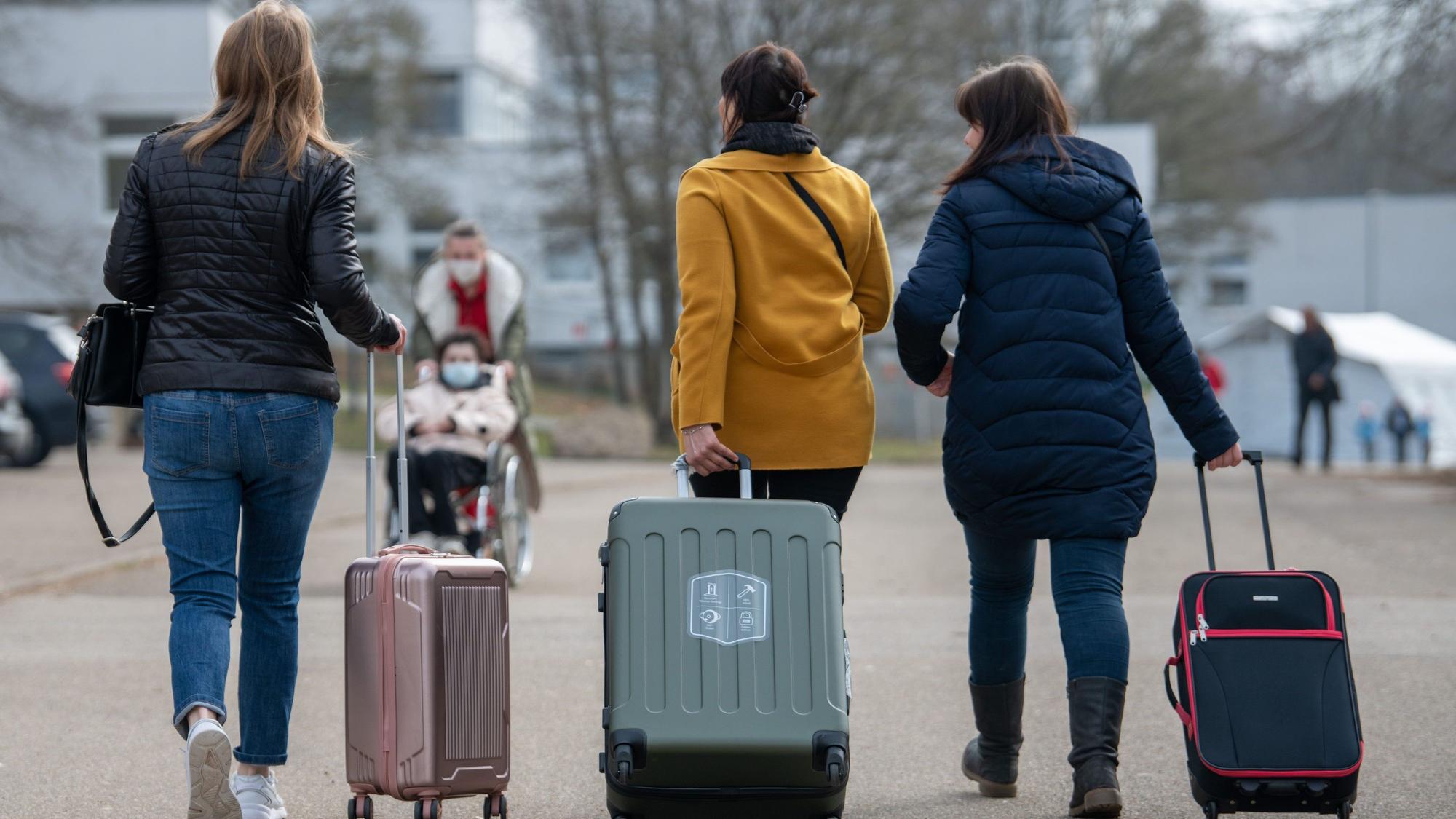 Drei aus der Ukraine stammende Frauen gehen in der Landeserstaufnahmestelle für Flüchtlinge (LEA) zu ihrem Quartier.