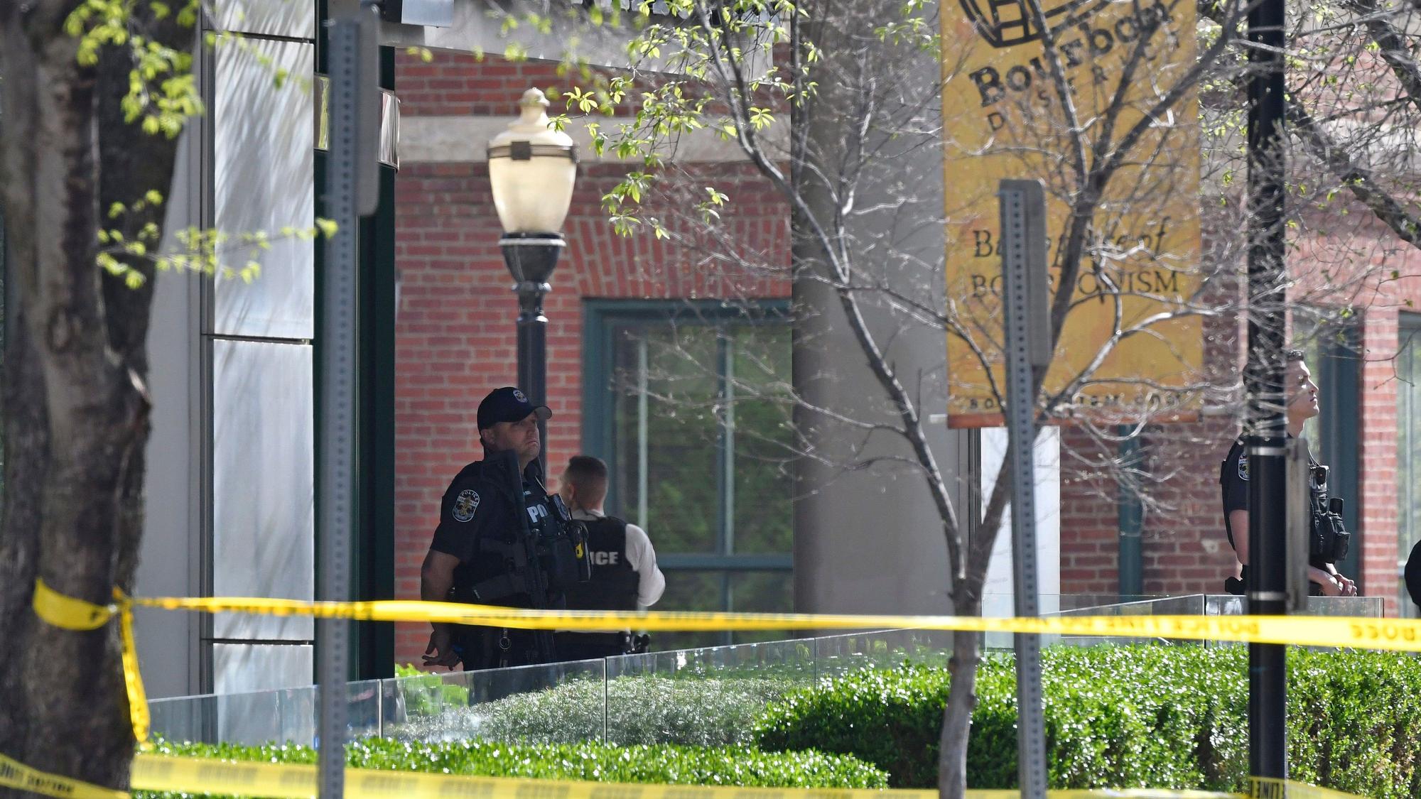 Polizisten der Stadt Louisville stehen vor dem Gebäude der Old National Bank.
