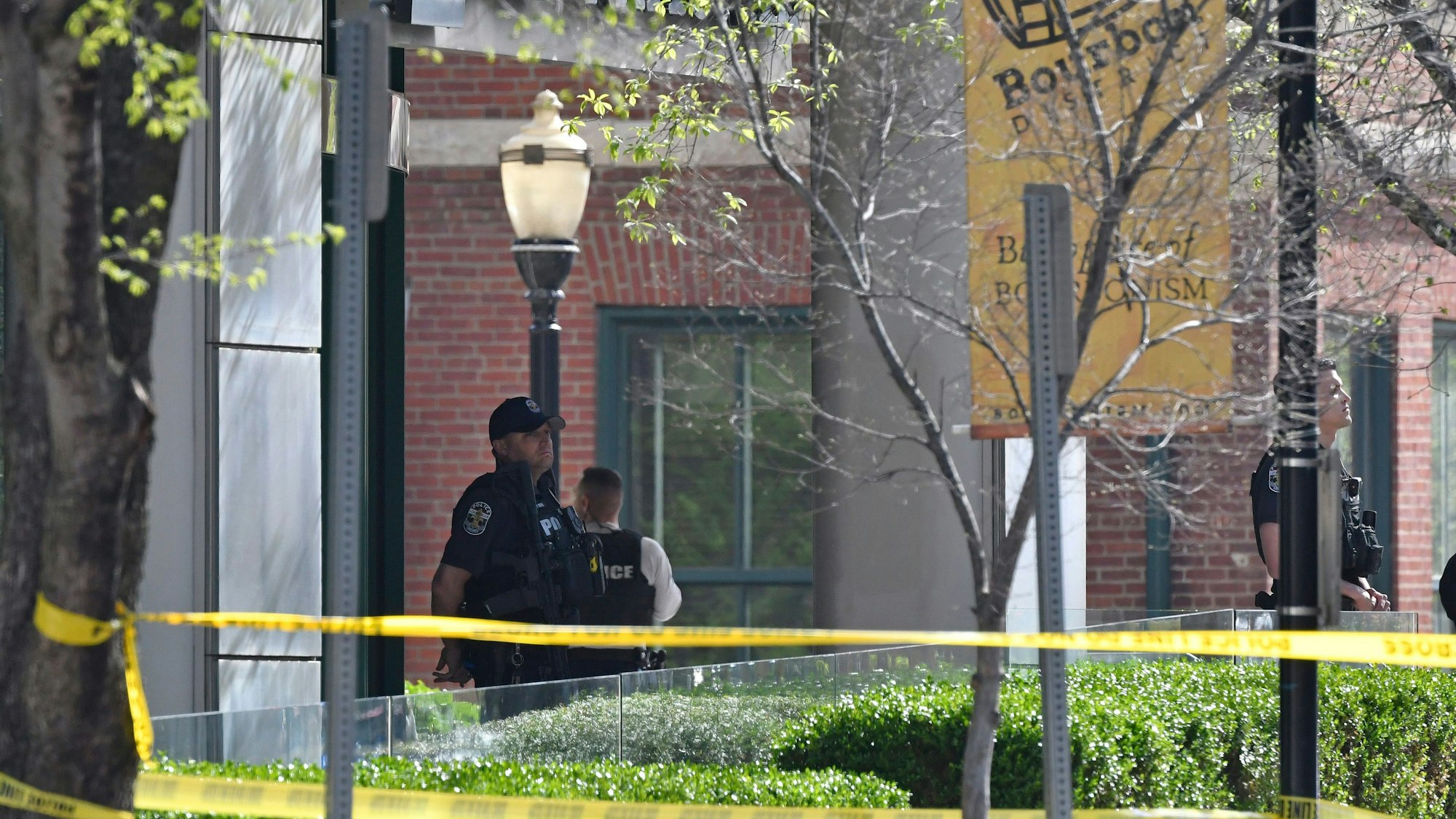 Polizisten der Stadt Louisville stehen vor dem Gebäude der Old National Bank.