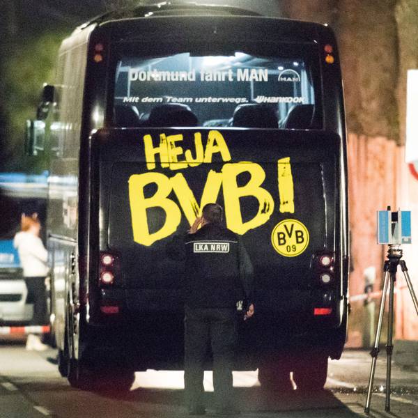 Ein Beamter des Landeskriminalamtes (LKA) untersucht in der Nacht nach dem Anschlag den Mannschaftsbus der Fußballmannschaft von Borussia Dortmund.