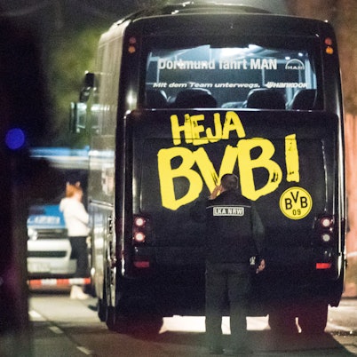 Ein Beamter des Landeskriminalamtes (LKA) untersucht in der Nacht nach dem Anschlag den Mannschaftsbus der Fußballmannschaft von Borussia Dortmund.