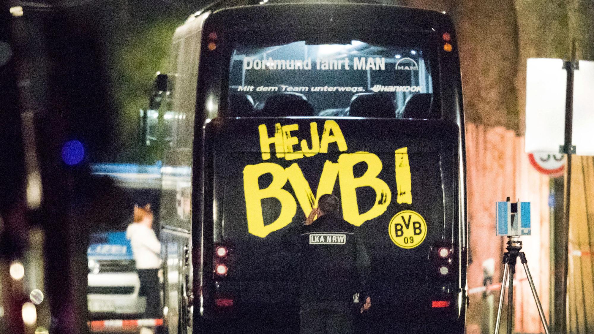 Ein Beamter des Landeskriminalamtes (LKA) untersucht in der Nacht nach dem Anschlag den Mannschaftsbus der Fußballmannschaft von Borussia Dortmund.