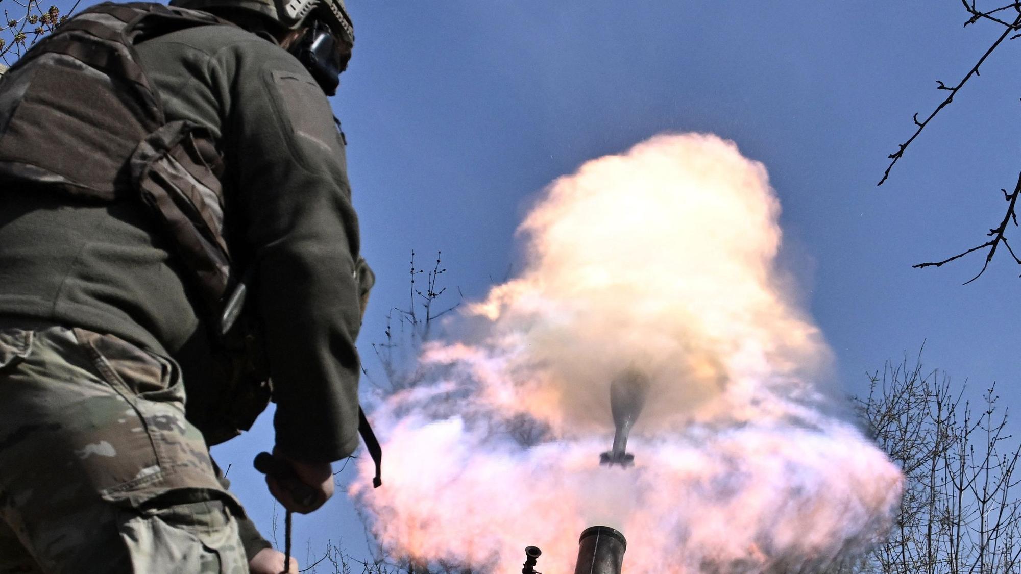 Ein Soldat des Kastus-Kalinouski-Regiments feuert eine 120-mm-Mörsergranate auf eine Frontstellung in der Nähe von Bakhmut in der Region Donezk. (Symbolbild)