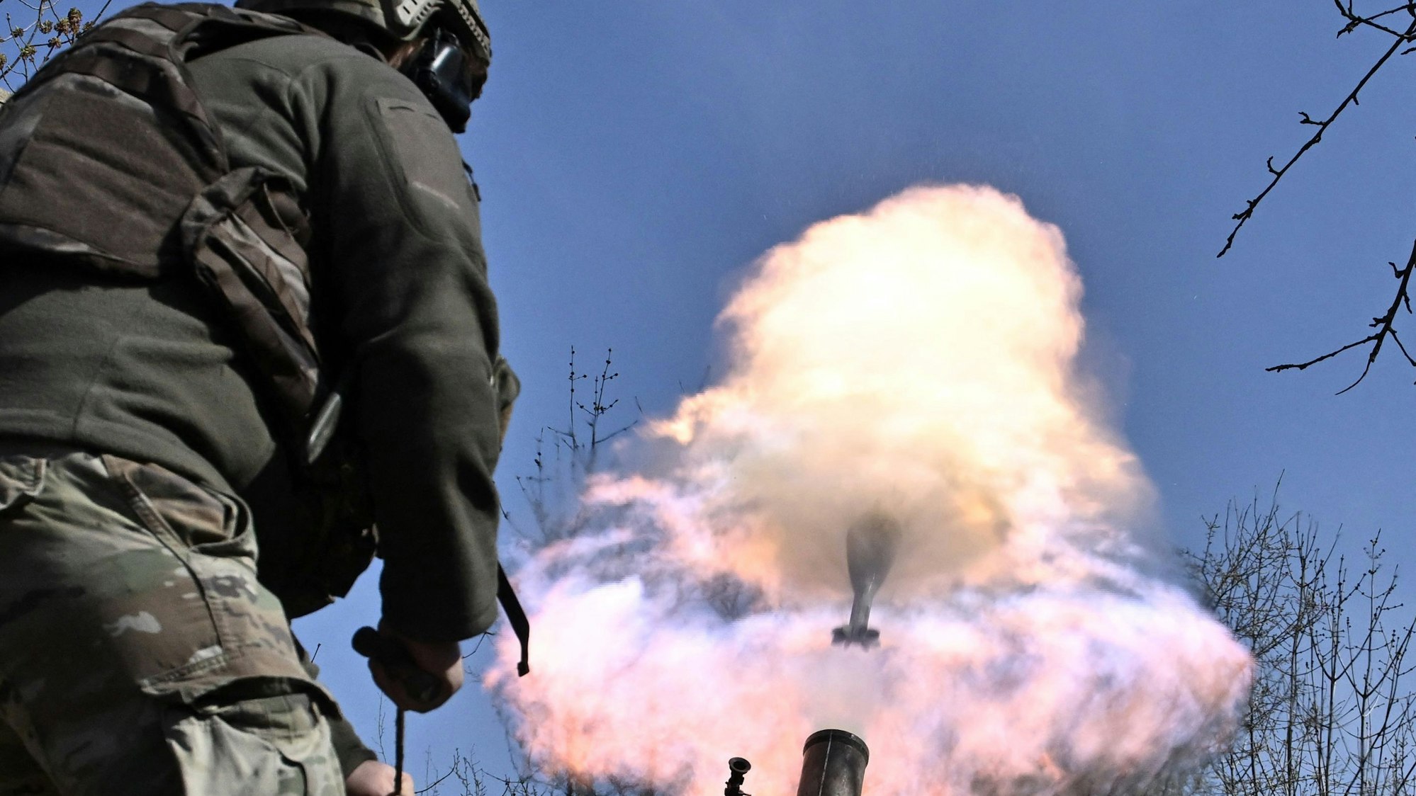 Ein Soldat des Kastus-Kalinouski-Regiments feuert eine 120-mm-Mörsergranate auf eine Frontstellung in der Nähe von Bakhmut in der Region Donezk. (Symbolbild)