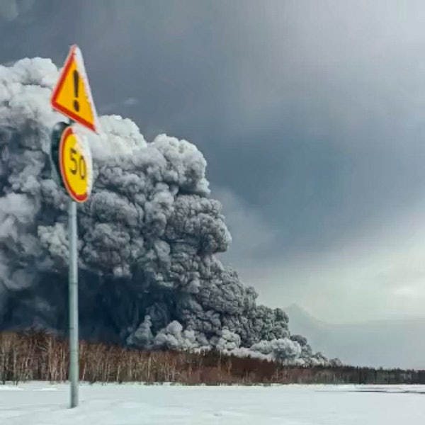 HANDOUT - 11.04.2023, Russland, Kamtschatka: Rauch und Asche sind während des Ausbruchs des Vulkans Schiwelutsch auf der Halbinsel Kamtschatka in Russland zu sehen. Der russische Riesenvulkan Schiwelutsch hat am Dienstag den größten Ascheregen seit 60 Jahren ausgelöst. Foto: Alexander Ledyayev/AP/dpa - ACHTUNG: Nur zur redaktionellen Verwendung und nur mit vollständiger Nennung des vorstehenden Credits +++ dpa-Bildfunk +++