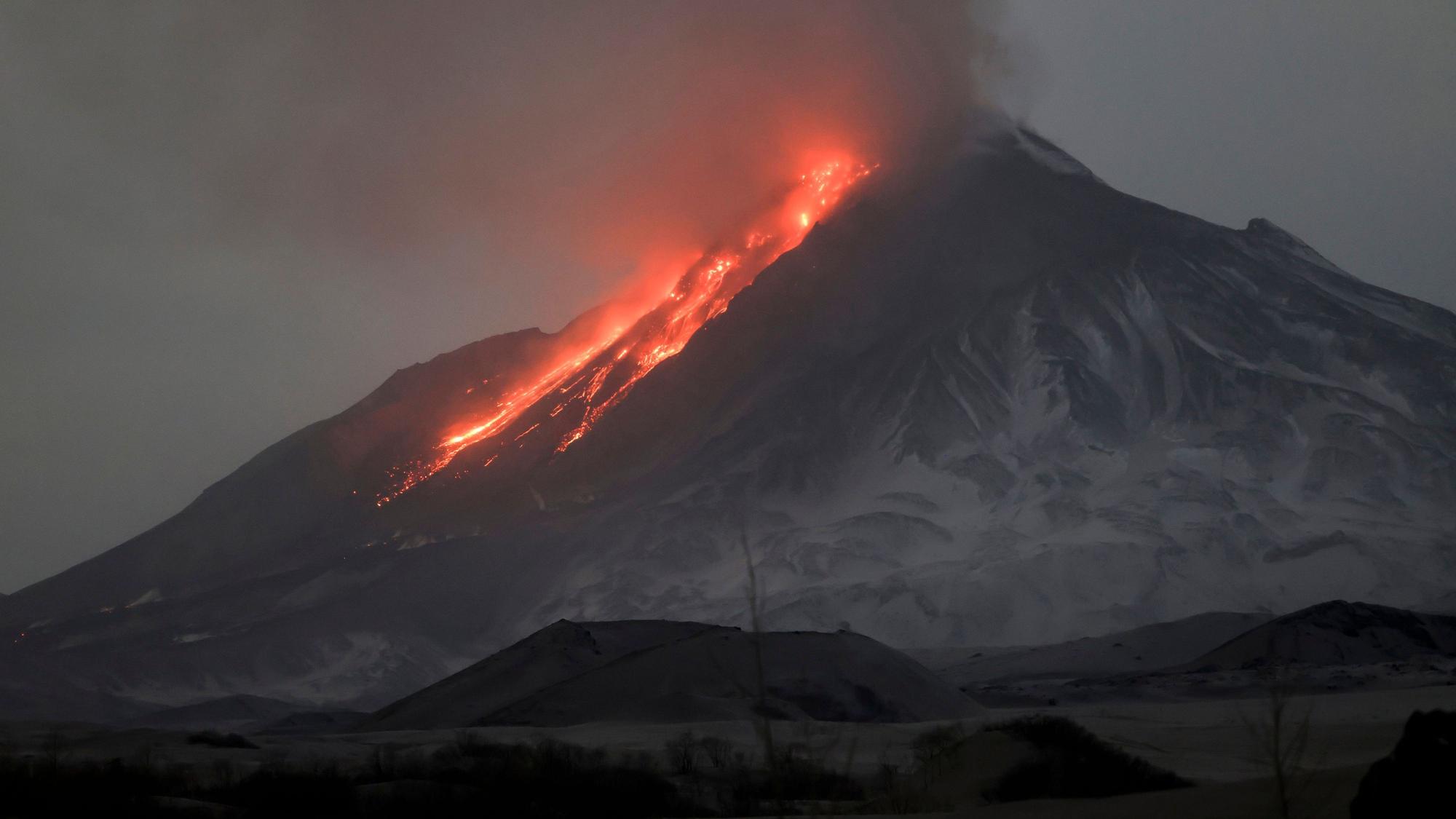 Lava und Dämpfe treten aus dem Vulkan Besymjanny auf der Halbinsel Kamtschatka aus.