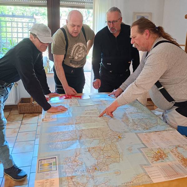 (V.r.): Sui Kings (63), Michael Kramer (62), Wolfgang Tenk (66), Carlo Block (62): Vier Männer aus Horrem planen eine Motorrad-Reise nach Norwegen.