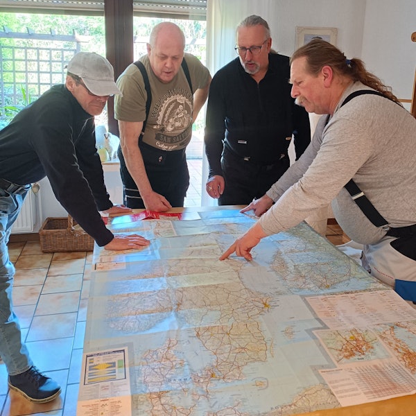 (V.r.): Sui Kings (63), Michael Kramer (62), Wolfgang Tenk (66), Carlo Block (62): Vier Männer aus Horrem planen eine Motorrad-Reise nach Norwegen.