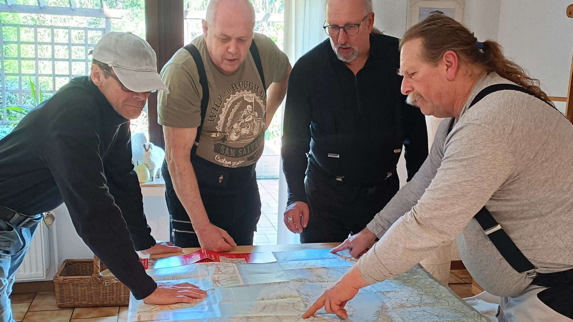 (V.r.): Sui Kings (63), Michael Kramer (62), Wolfgang Tenk (66), Carlo Block (62): Vier Männer aus Horrem planen eine Motorrad-Reise nach Norwegen.