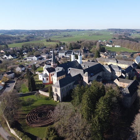 Es ist das Kloster Steinfeld von oben zu sehen.