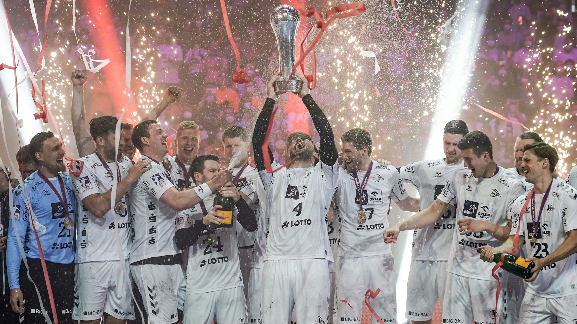 Die Mannschaft des THW Kiel feiert den Pokalsieg 2022.