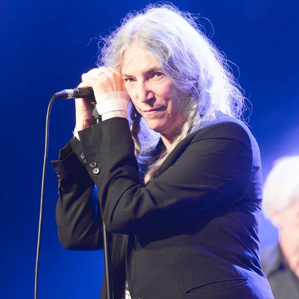 US-Sängerin Patti Smith steht beim Cambridge Folk Festival auf der Bühne.