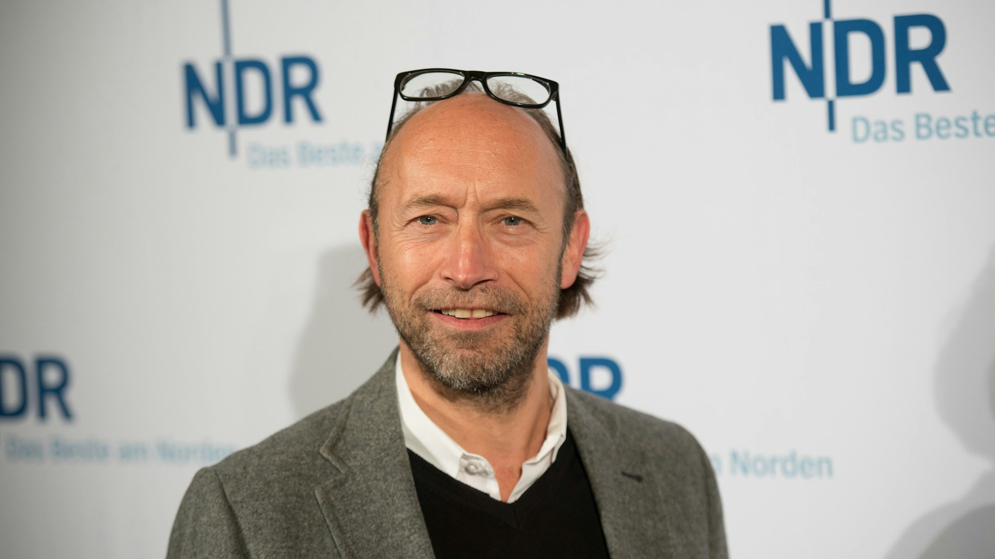 Der Schauspieler Sven Walser, aufgenommen bei einer Präsentation von neuen Folgen der TV-Serie ‚Neues aus Büttenwarder‘. Seit 24 Jahren spielte er dort Stallknecht „Kuno Killerkralle“. (Archivbild)