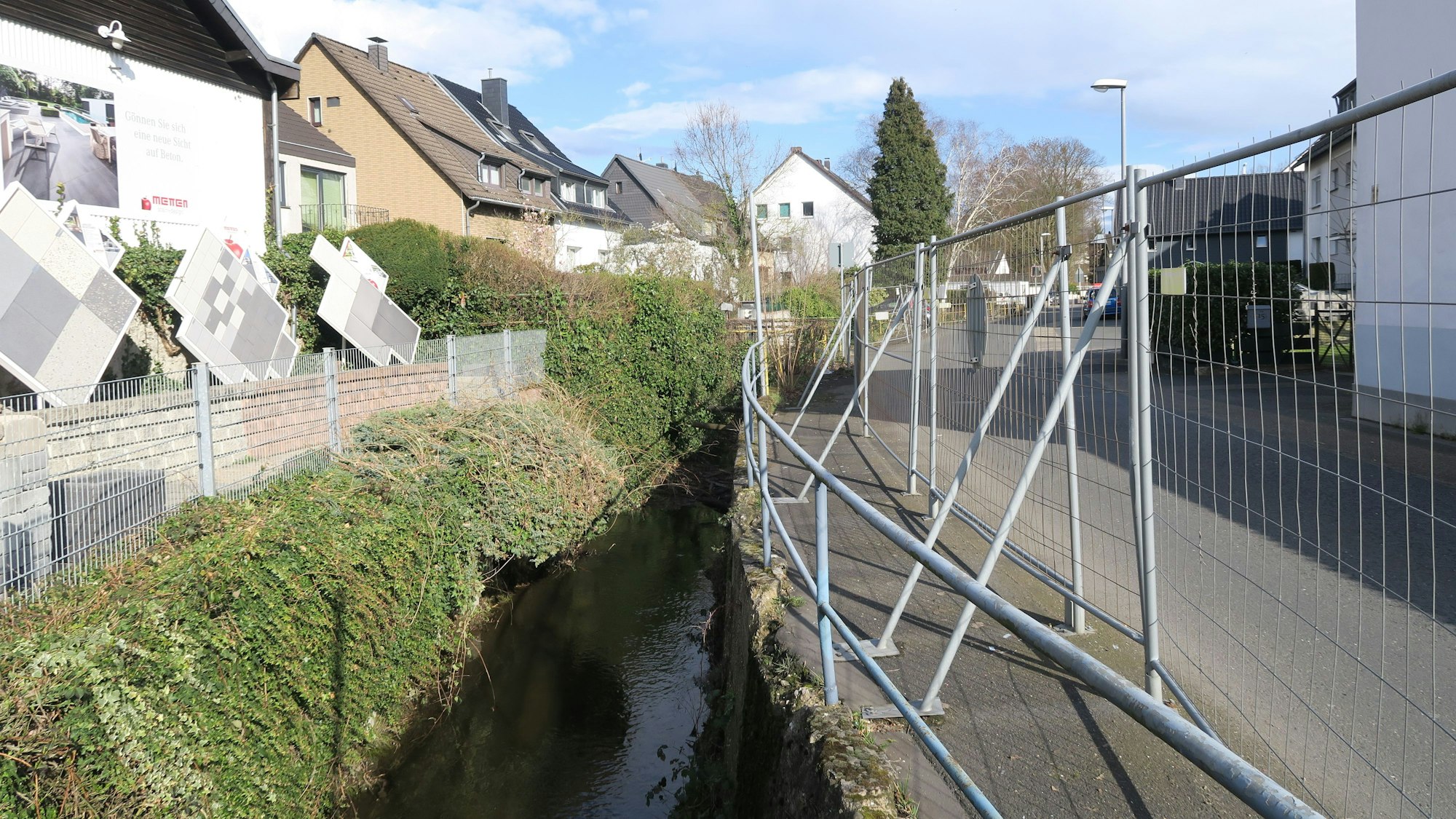 8.4.2023, Merheim: Faulbach und Gitterzaun in der Abshofstraße. Foto: Hermans