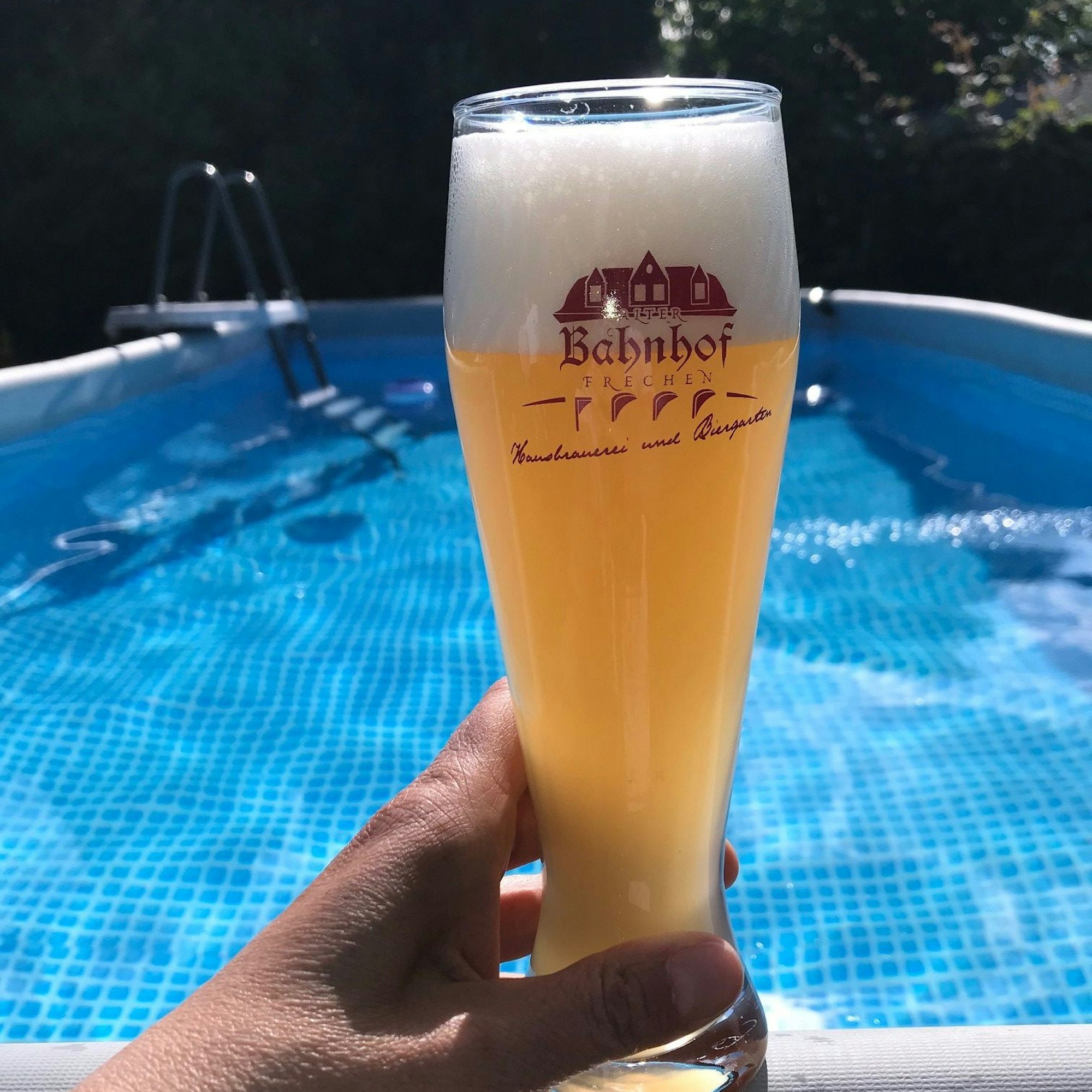 Das Foto zeigt das Bier Lokstoff der Gleisbrauer im Alten Bahnhof Frechen.