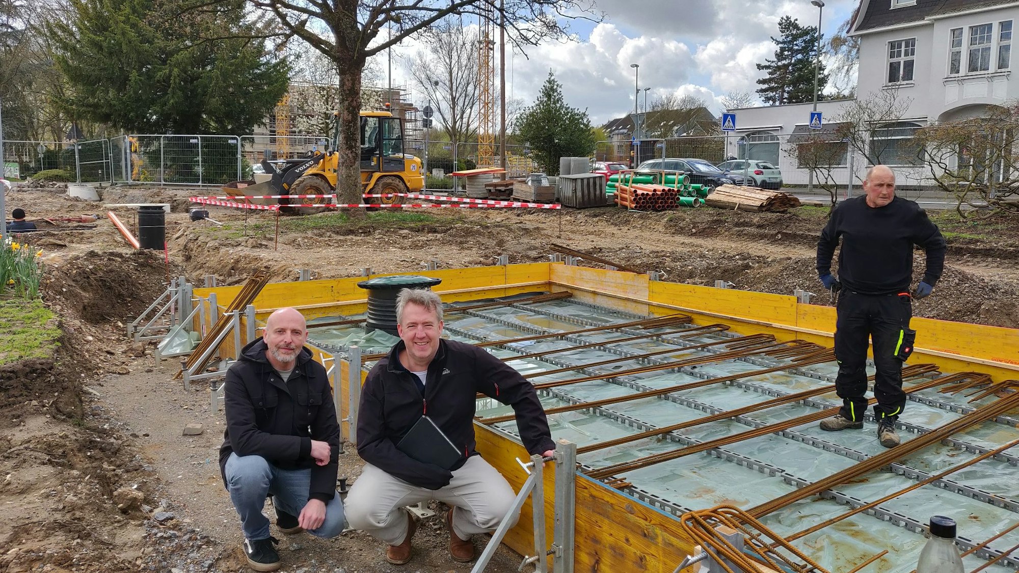 Tiefbauamtsleiter Martin Jagusch (l.) neben Tycho Kopperschmidt, Leiter der Technischen Betriebe der Stadt, am Schacht der Zisterne.