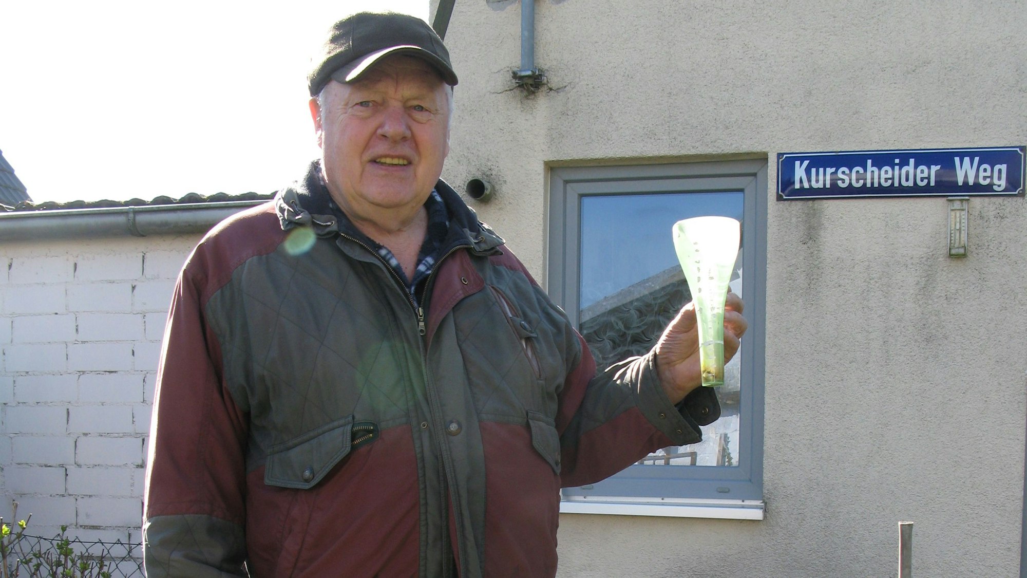 Mit seinem Regenmesser ermittelt Josef Bette in Kurscheid die Niederschlagsmenge pro Quadratmeter.