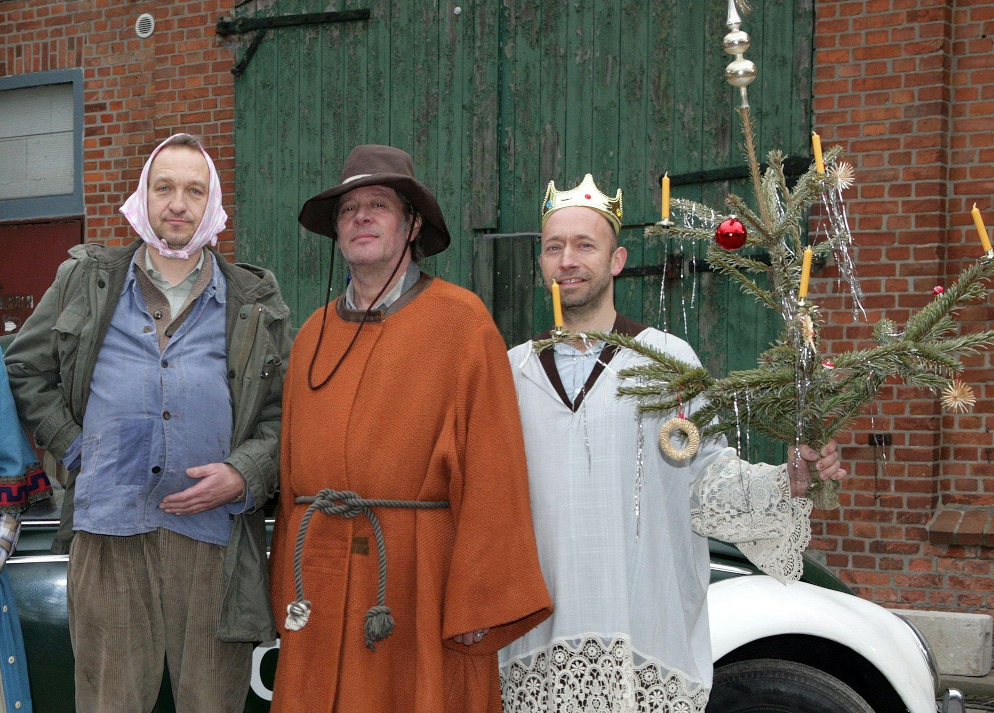 Sven Walser (r.) als „Kuno“ beim Drehstart für die Folgen ‚Weihnachten‘ und ‚Silvester‘ der Reihe „Neues aus Büttenwarder“. (Archivbild)