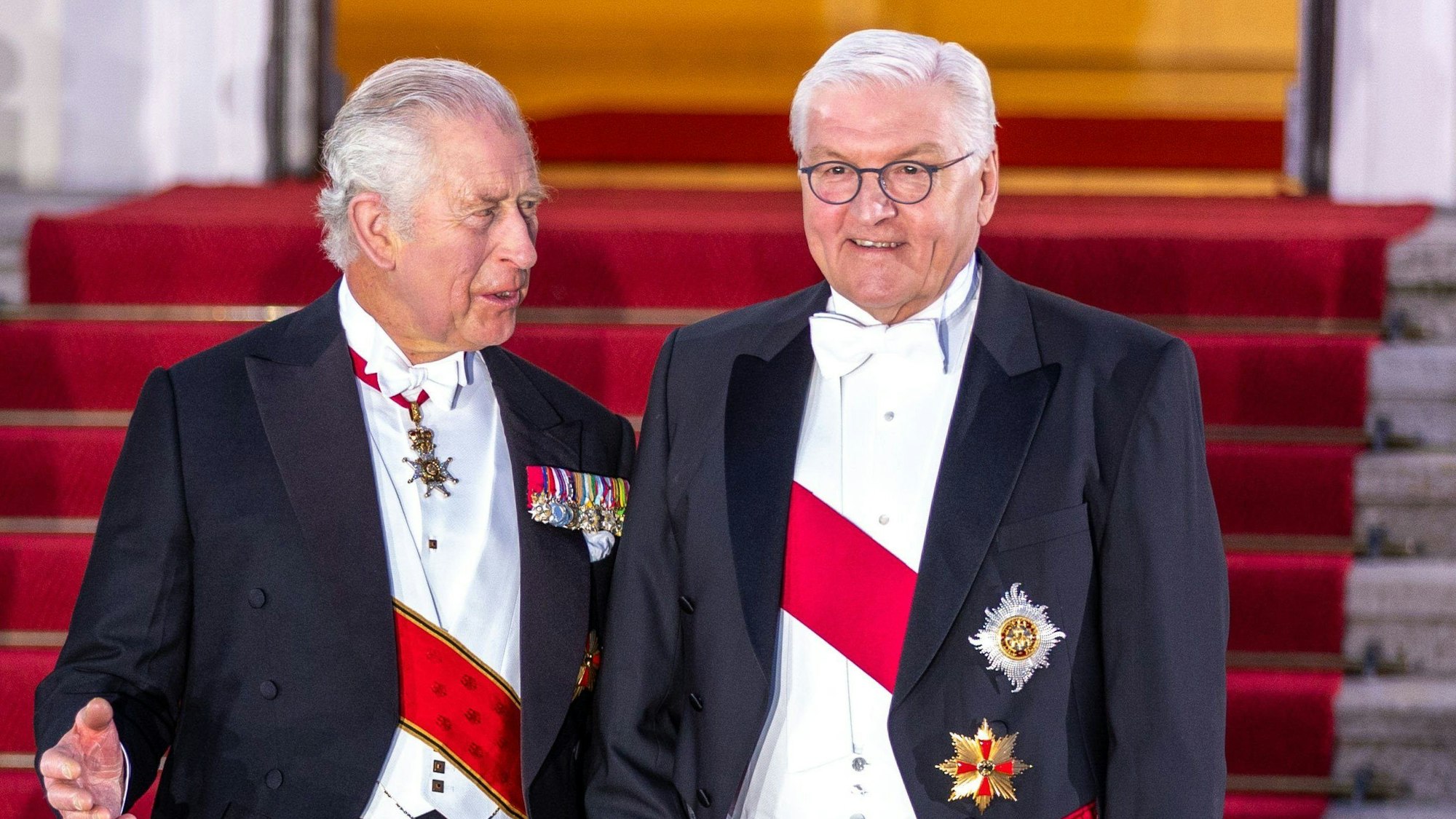 König Charles III. (l) und Bundespräsident Frank-Walter Steinmeier stehen vor Beginn des Staatsbanketts vor dem Schloss Bellevue.